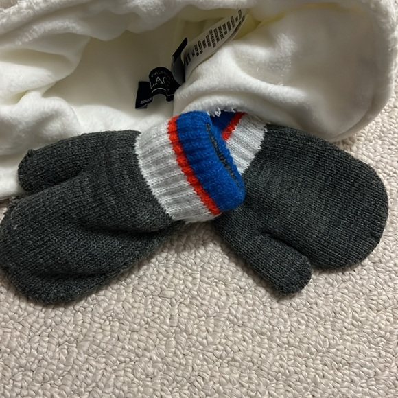 NWT - Polar Bear Hat And Mittens Set. Size XS (6-12 months). - Picture 10 of 10